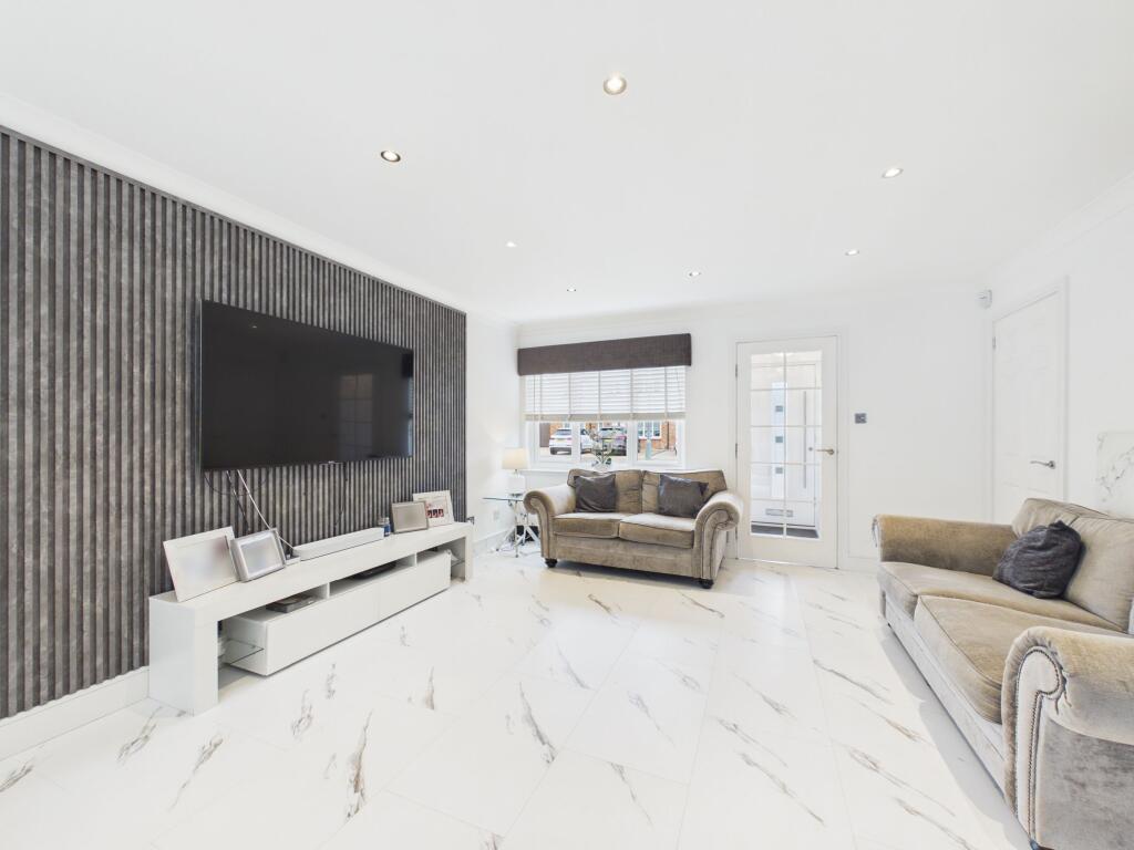 House in Bothwell, Springwells, Burnbank - View 2