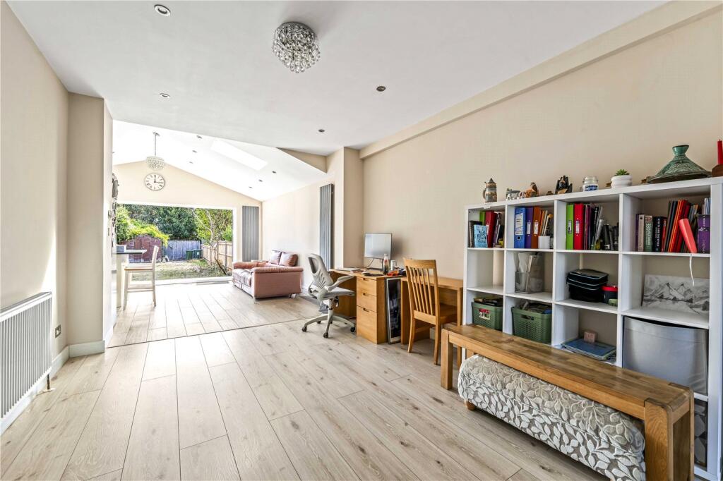 House in London, Hampton - View 5