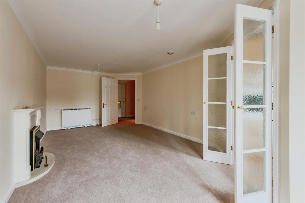 Apartment in Redhill, Reffles Bridge, Earlswood - View 4