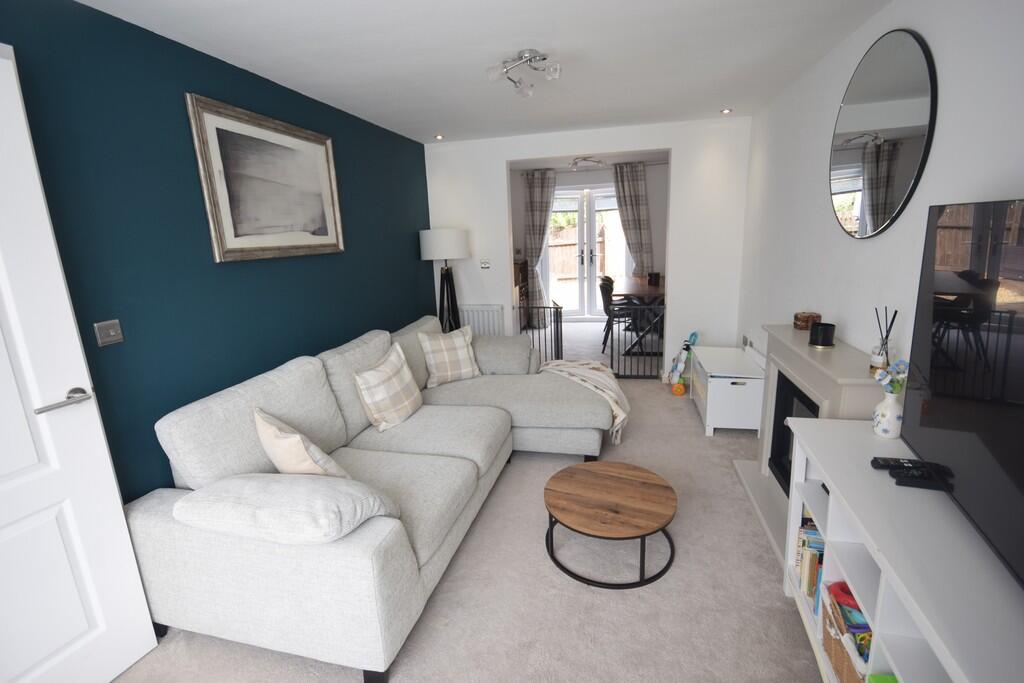 Featherstone Crescent photo 3
