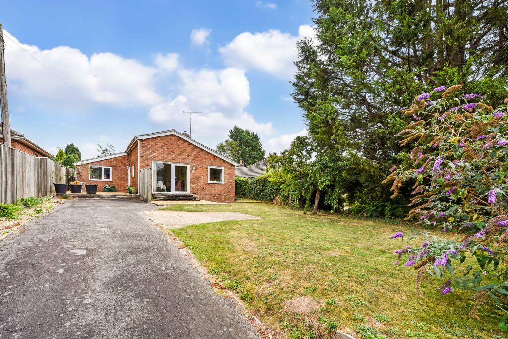 3 bedroom bungalow for sale in New Farm Road, Alresford, SO24