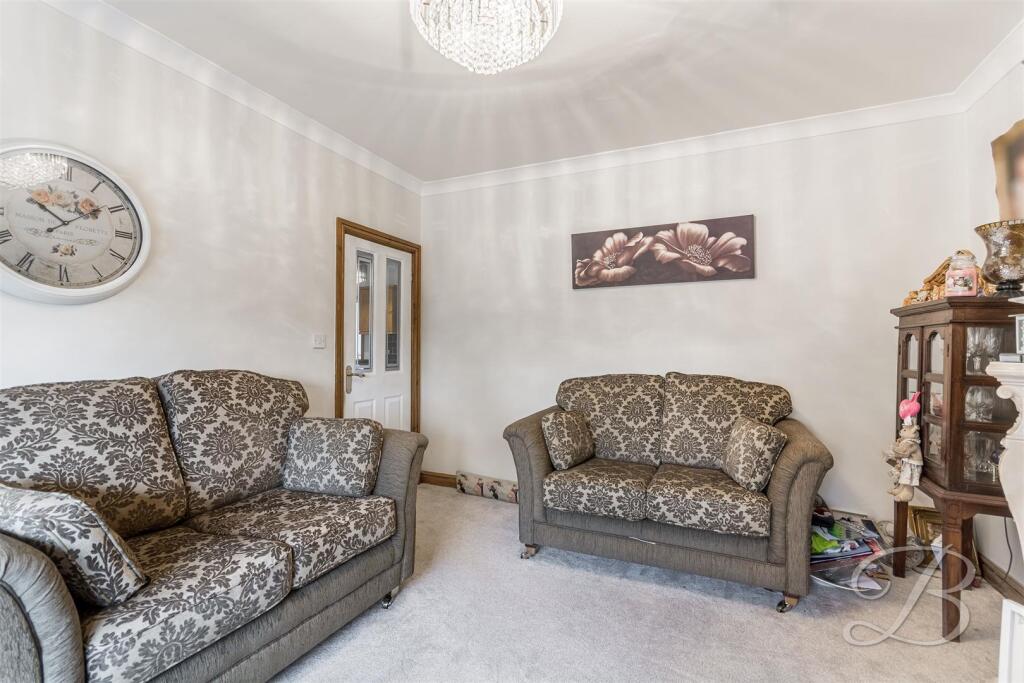 House in Mansfield, Forest Town - View 3