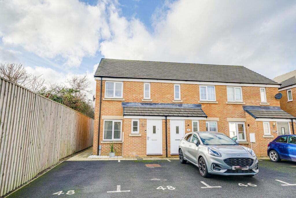 2-bed semi-detached on Lactans Edge, Leighton Buzzard, £315,000
