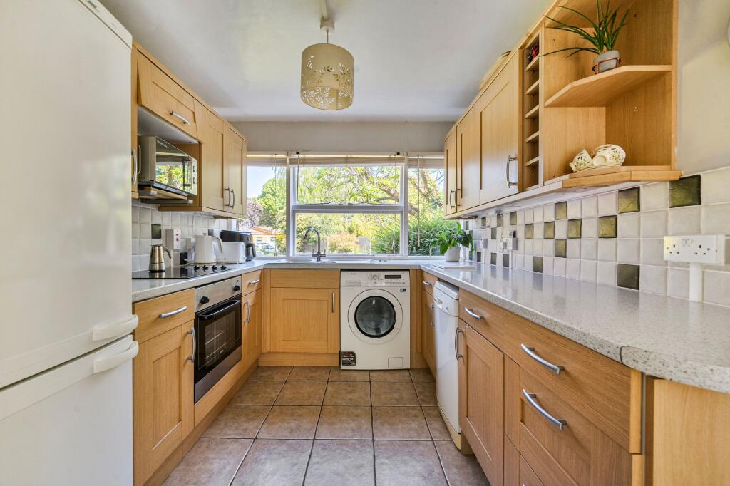 Apartment in London, Ham - View 3