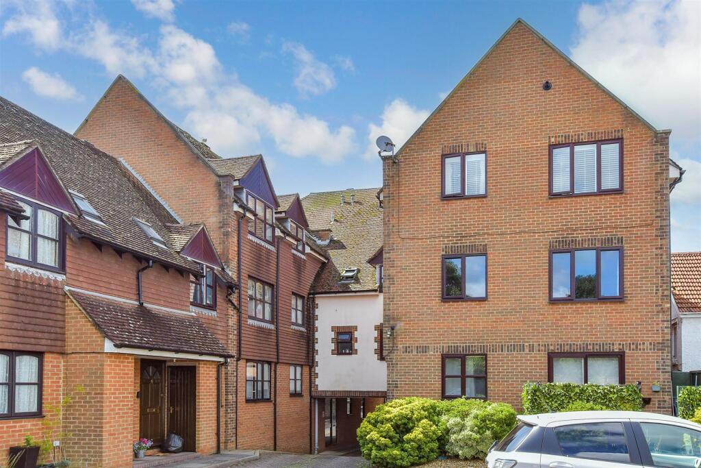 1-bed apartment on Church Street, Littlehampton, West Sussex, £120,000