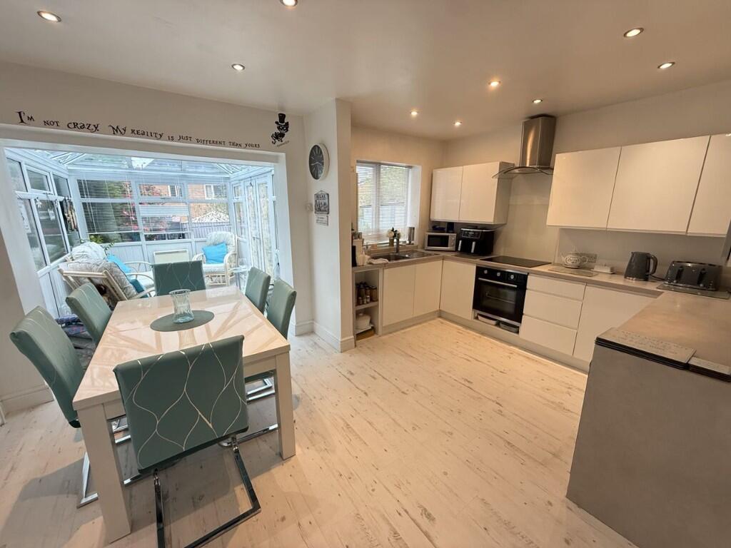 16 Moor Bottom Road, Illingworth, Halifax, HX2 9SR photo 3