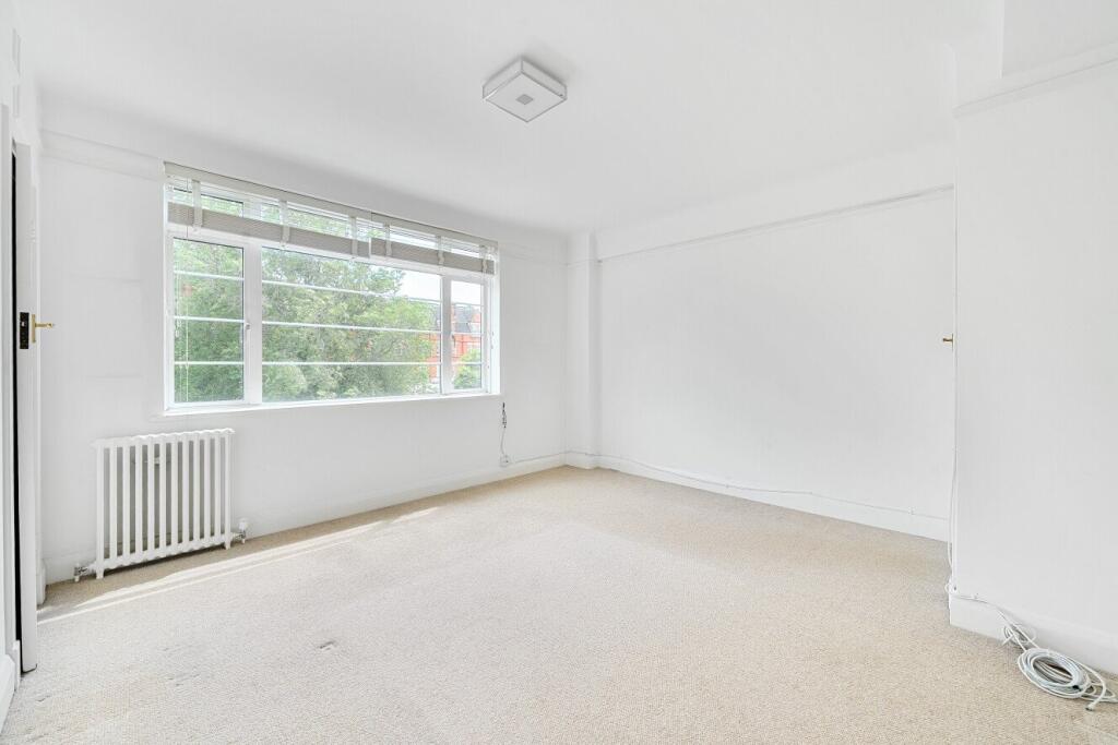 2-bed house on Balham High Road, Balham, London, SW17, £450,000