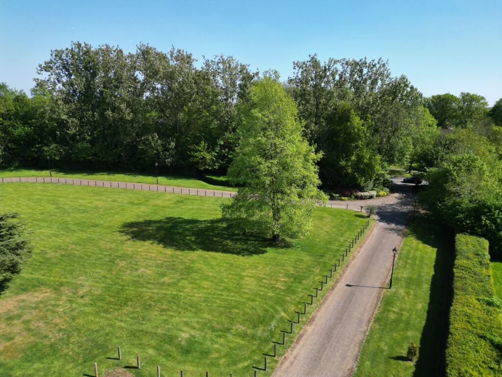 7 Highfield House photo 2