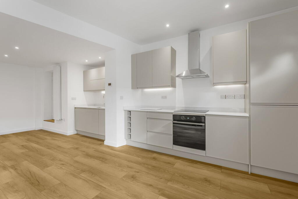 House in Gloucester - View 5