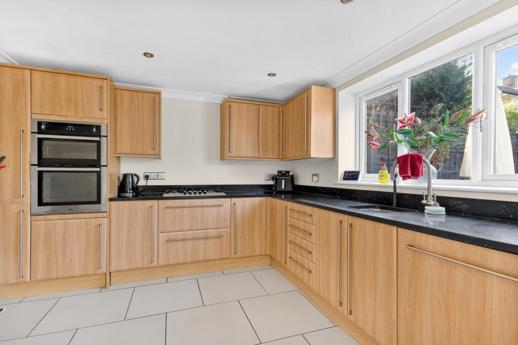 House in Bracknell, Hanworth - More