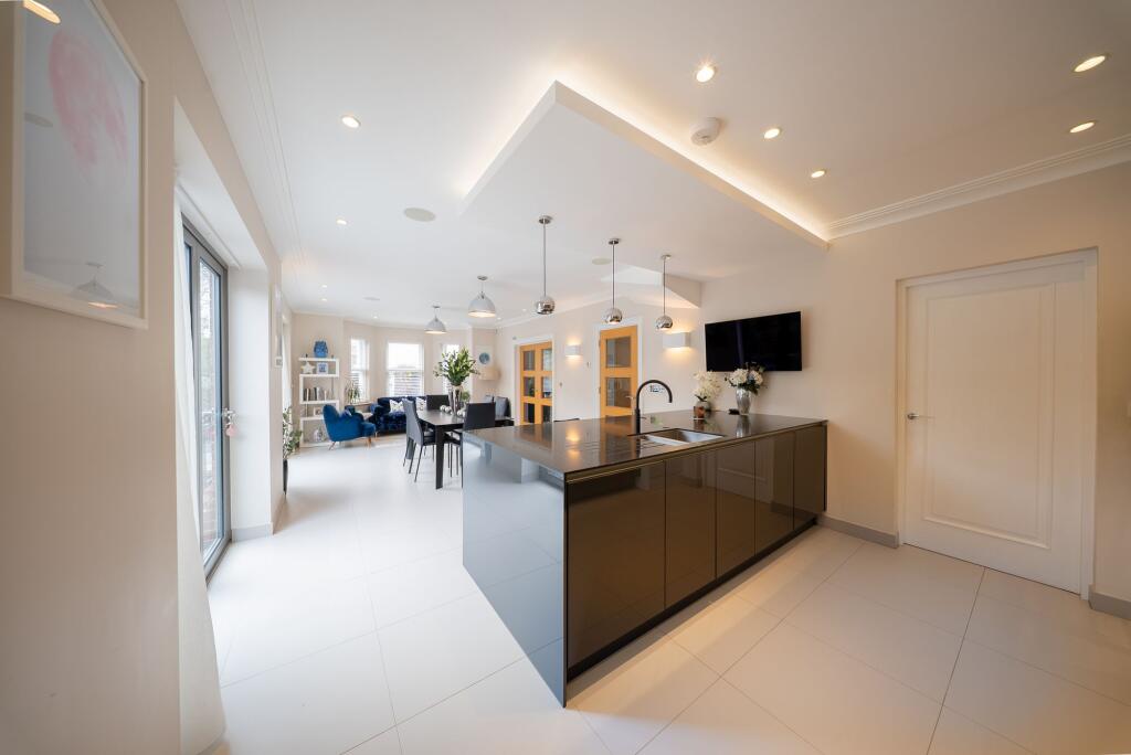 Vicarage Lane, Bowdon, WA14 photo 2