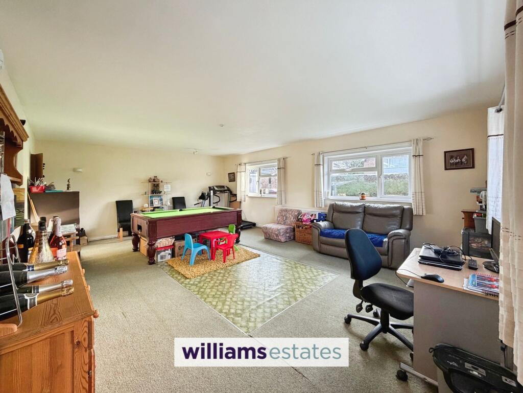Ruthin, LL15 photo 4