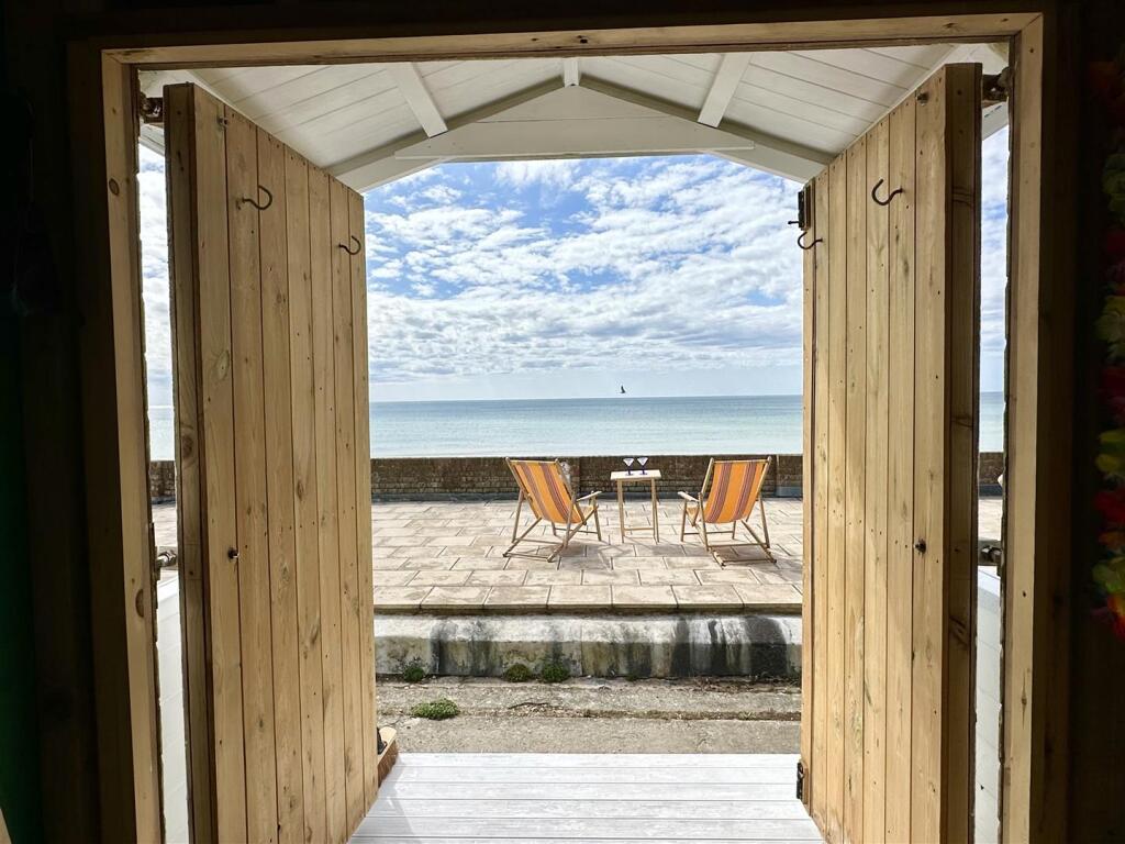 South Cliff, Beach Hut, Bexhill-On-Sea photo 2