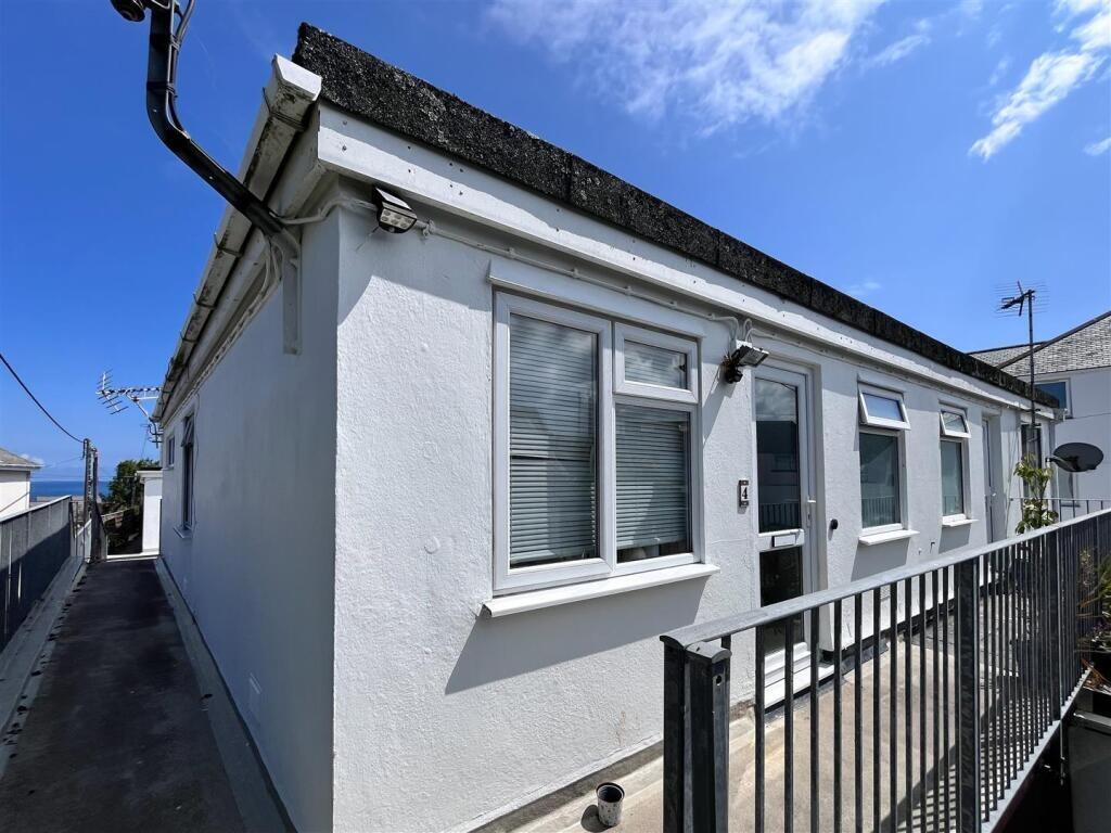 2-bed flat on Carbis Bay, Apartment close to local amenities, £135,000