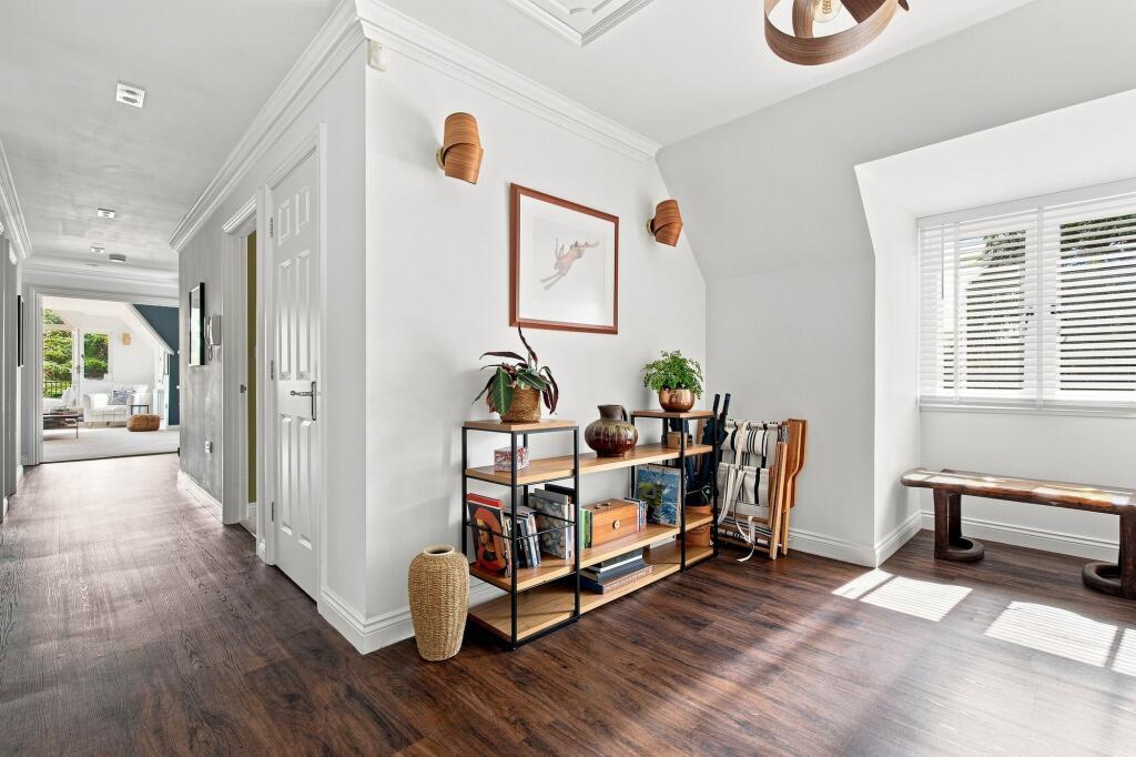 Apartment in Windsor - More