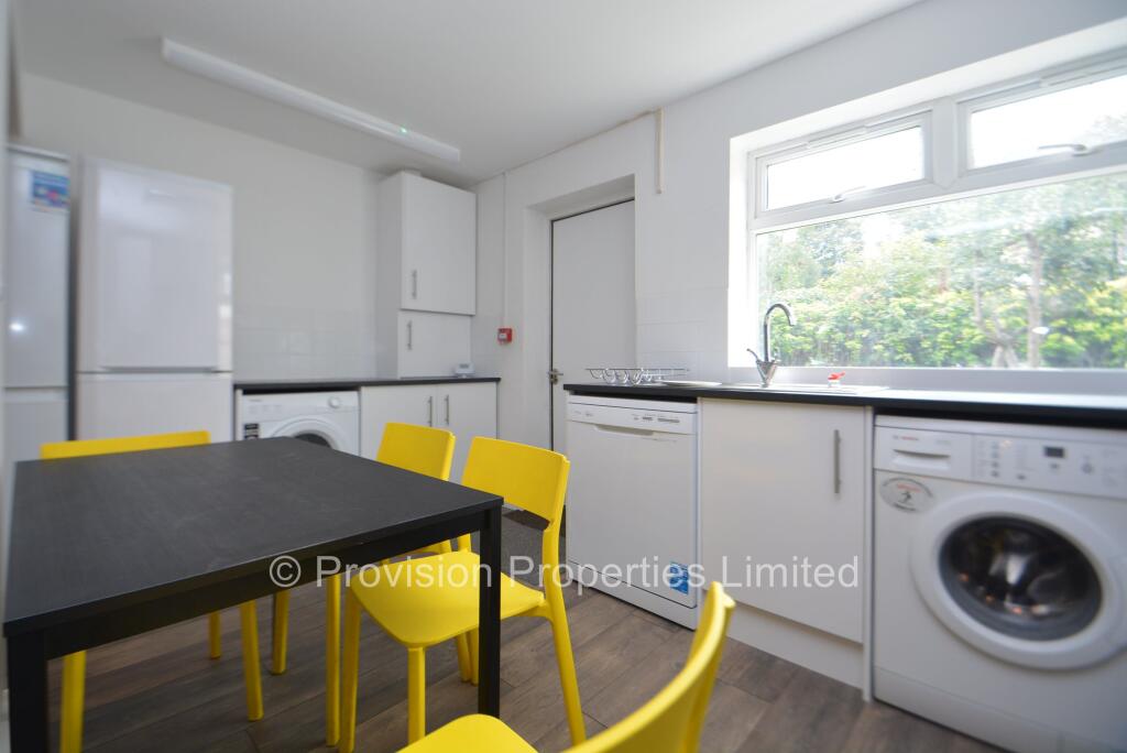 6 bedroom semi-detached house for rent