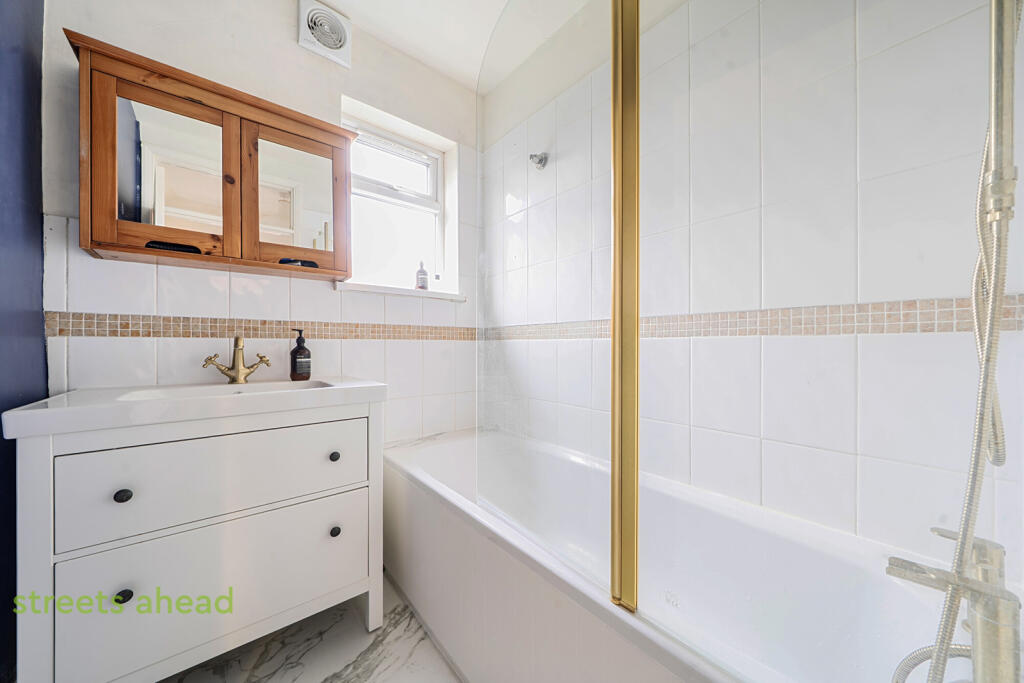 Apartment in Croydon - More
