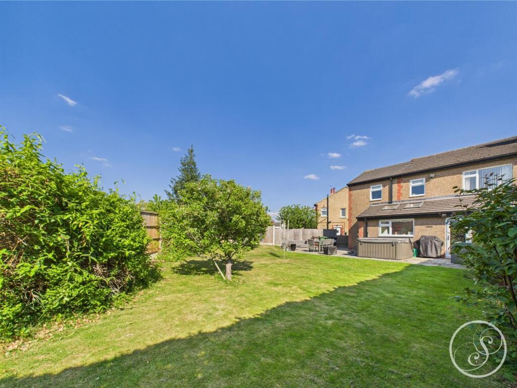 4 bedroom semi-detached house for sale in Windsor Mount, Leeds, LS15 - View 4