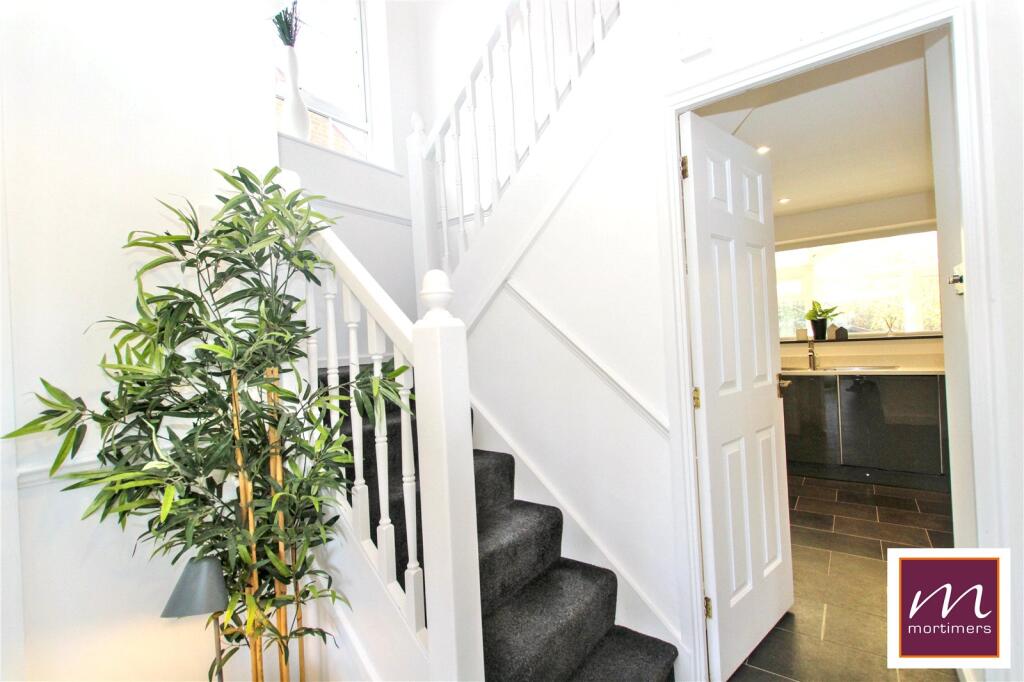 Dean Close, Aylesbury, Buckinghamshire, HP21 photo 4