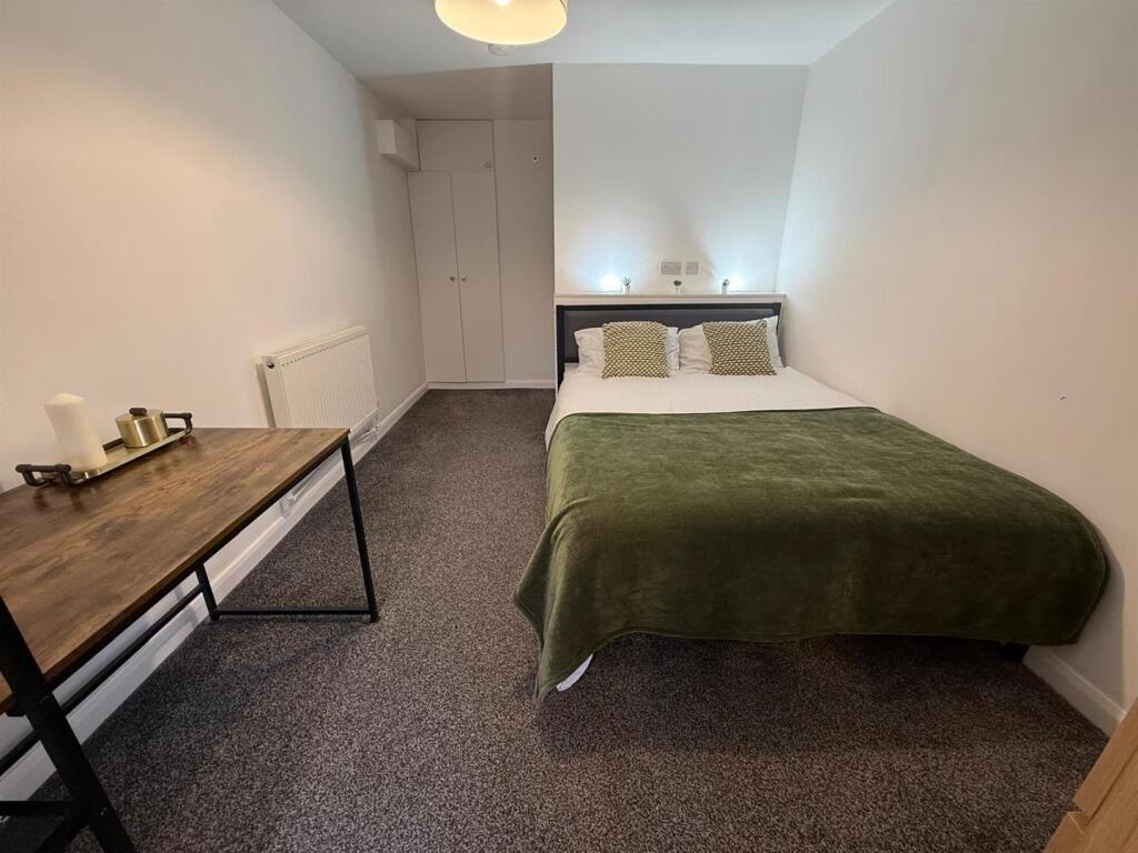Main image of property: Fantastic couples room, all bills included, ensuite & kitchenette. MOVE IN SPECIAL, 50% OFF FIRST MONTHS RENT!