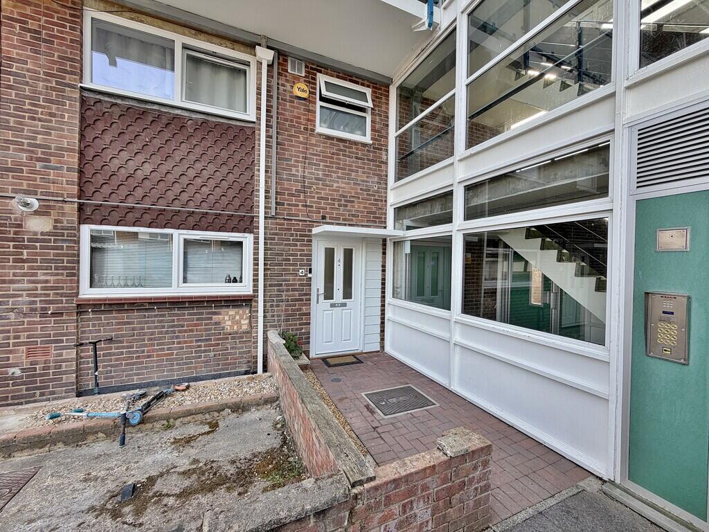 2-bed flat on Nashe Way, Fareham, £198,500
