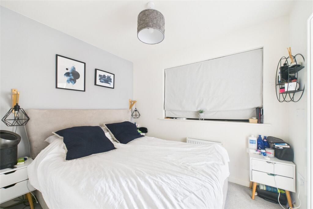 Porthcawl Drive, Binfield, Bracknell, Berkshire, RG42 photo 4