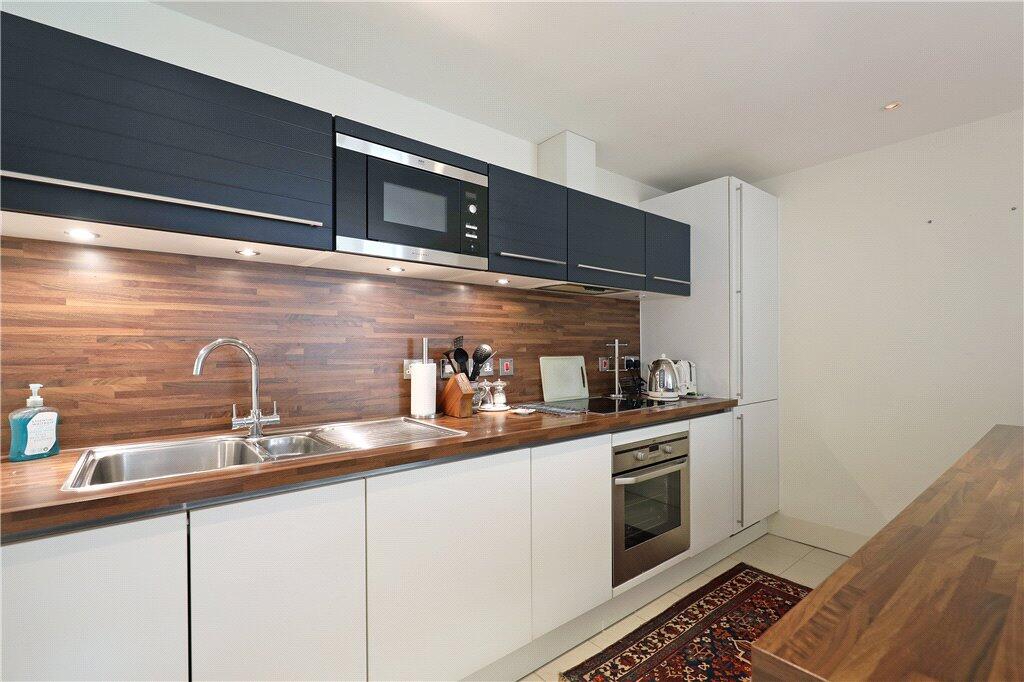 Apartment in London, Cottenham Park, Raynes Park - View 5