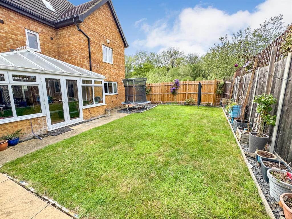 Cotswold Close, Corby photo 4