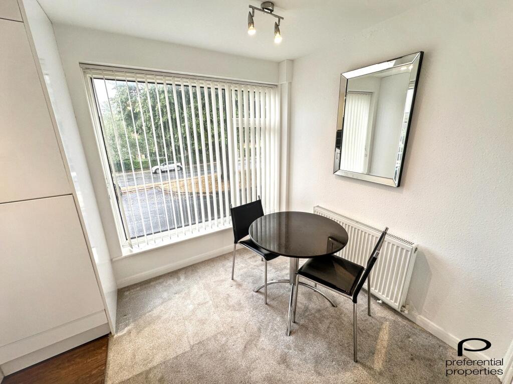 Apartment in Sutton Coldfield, Maney - More