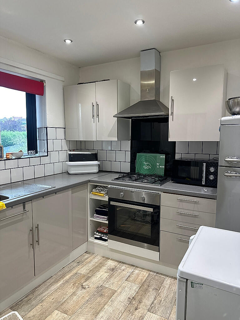 2-bed flat on 67 Central Drive , Lower Gornal, Dudley , DY3 2QE, £100,000