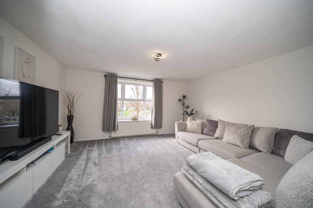 Dove House, Watermead, Aylesbury, Bucks, HP19 0GD photo 4