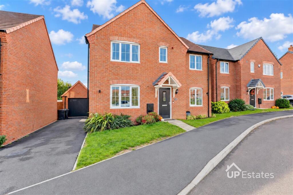 5-bed detached on Julius Way, Eaton Place, Nuneaton, £400,000