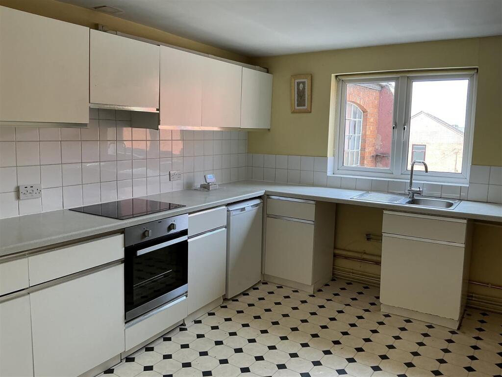 Apartment in Rugby, New Bilton - View 4