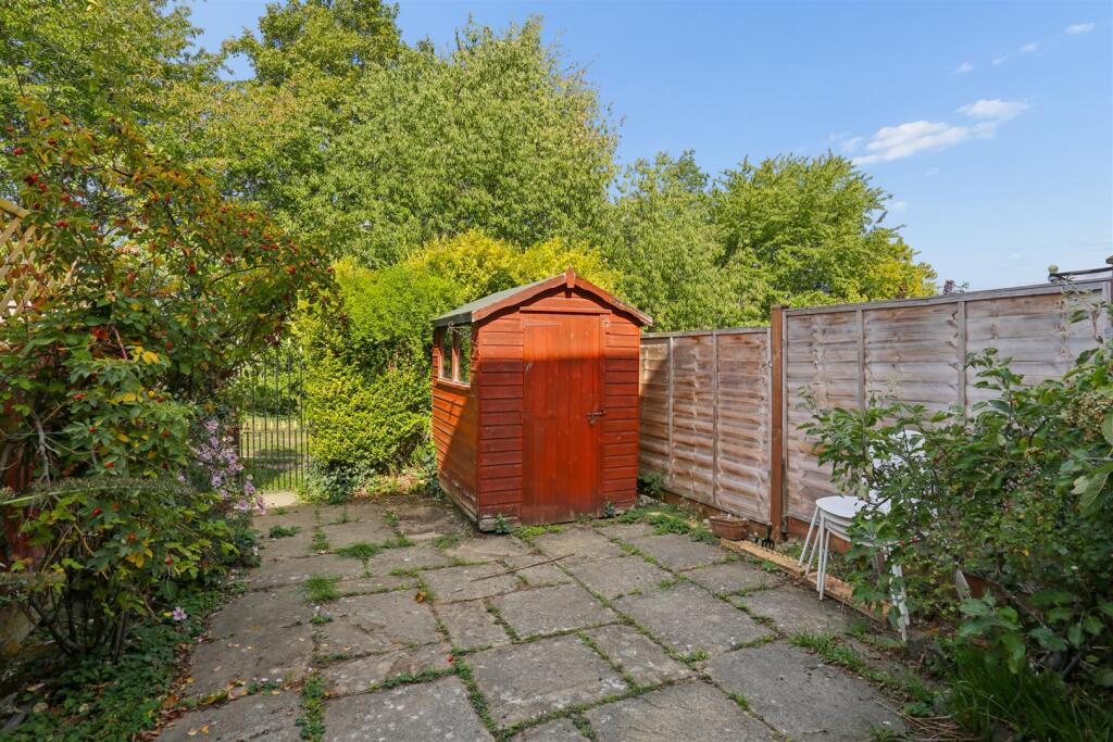 House in Sutton - More