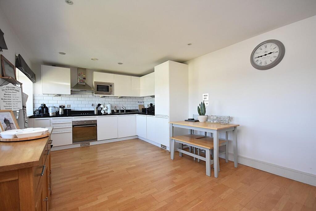 Apartment in Cardiff, Sully and Lavernock - View 5