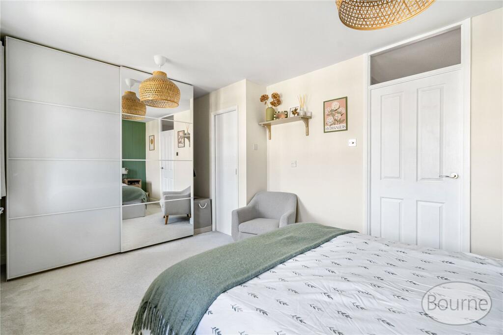 House in Guildford, Worplesdon - More