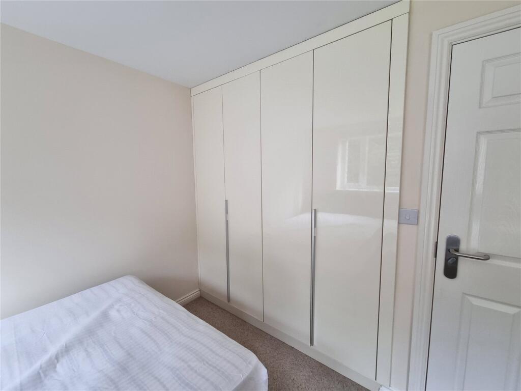 5 bedroom end of terrace house for rent