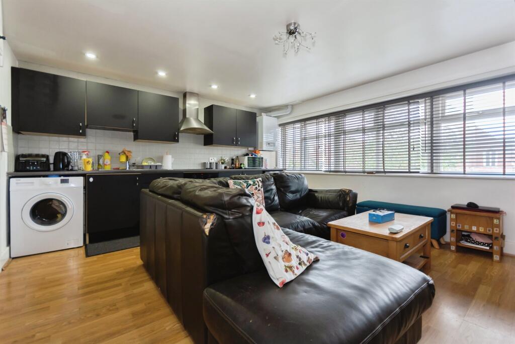 Apartment in Solihull, Shirley - View 3