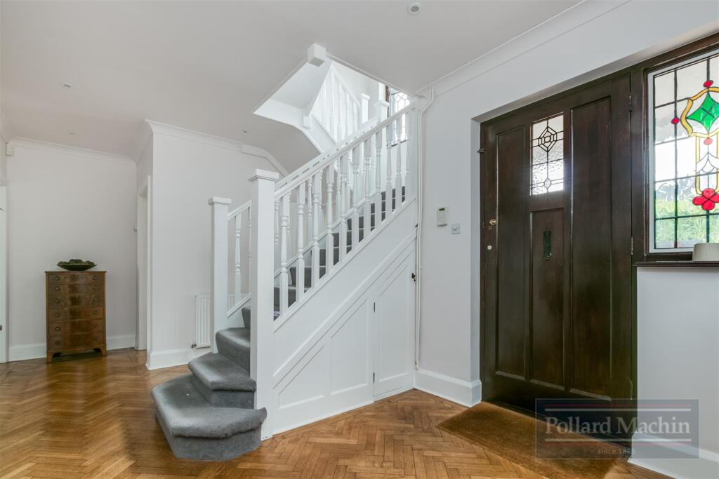 House in South Croydon, Sanderstead - More