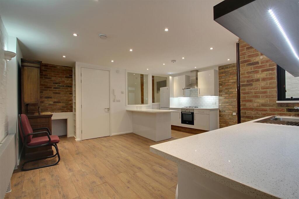 2 bedroom mews property for rent