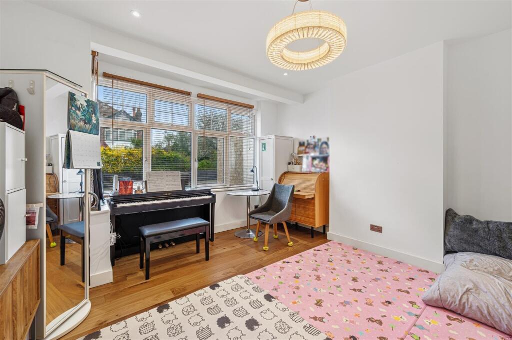 House in London, West Barnes - More