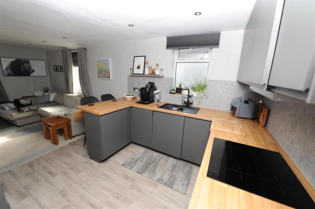 Apartment in Bradford, West Yorkshire - More