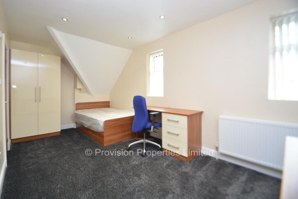 8 bedroom semi-detached house for rent
