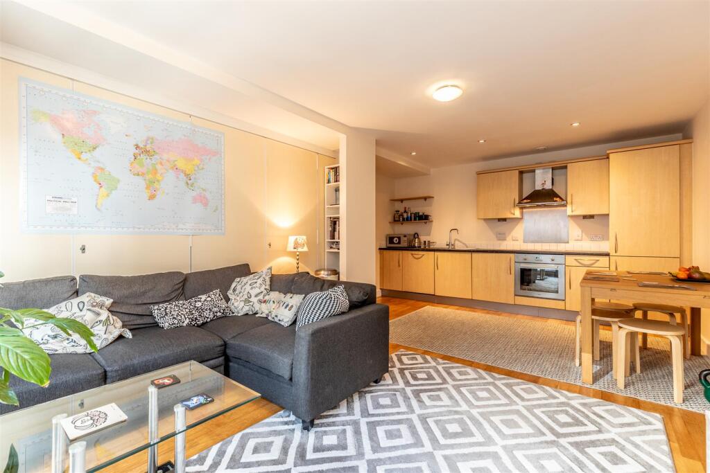 46 Hamilton Court, Montague Street photo 4