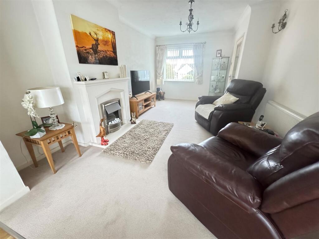Mountain Ash Avenue, Leigh-On-Sea photo 2