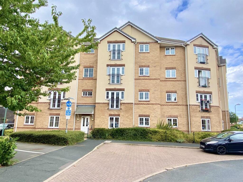 3-bed flat on 17 Greenfield Gardens, Shrewsbury, SY1 2RN, £180,000