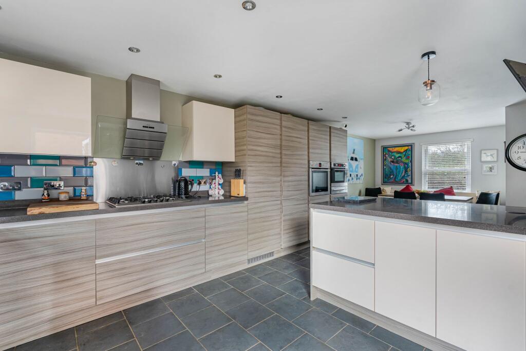 Collard Close, Swindon, SN1 photo 2