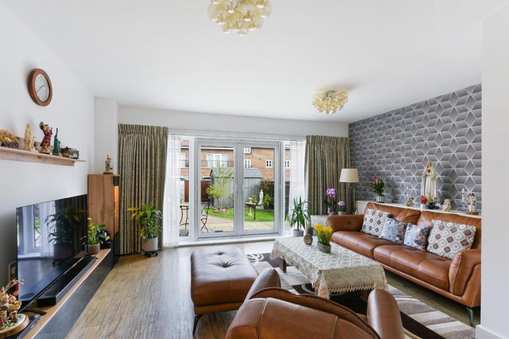 House in Reigate and Banstead, Nork - View 2