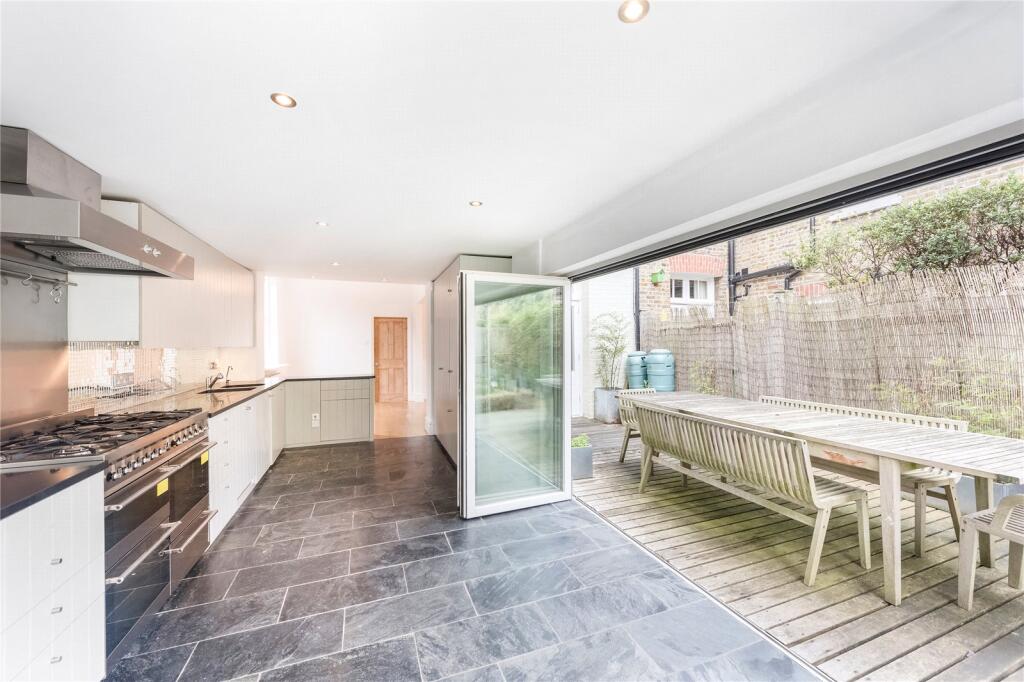 4 bedroom semi-detached house for rent