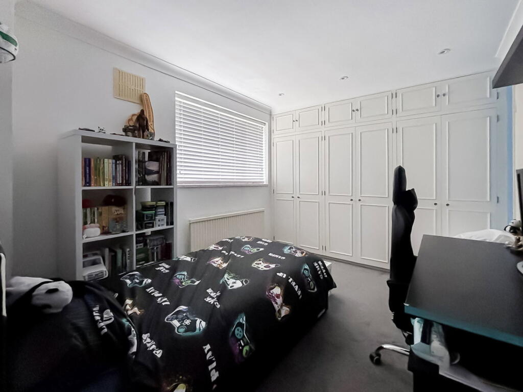 House in Kingston upon Thames - More
